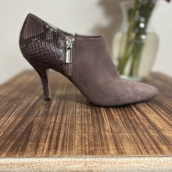 MICHAEL Michael Kors Shoes - MICHAEL Michael Kors Ankle Bootie Boot 🌺🌷🌸
